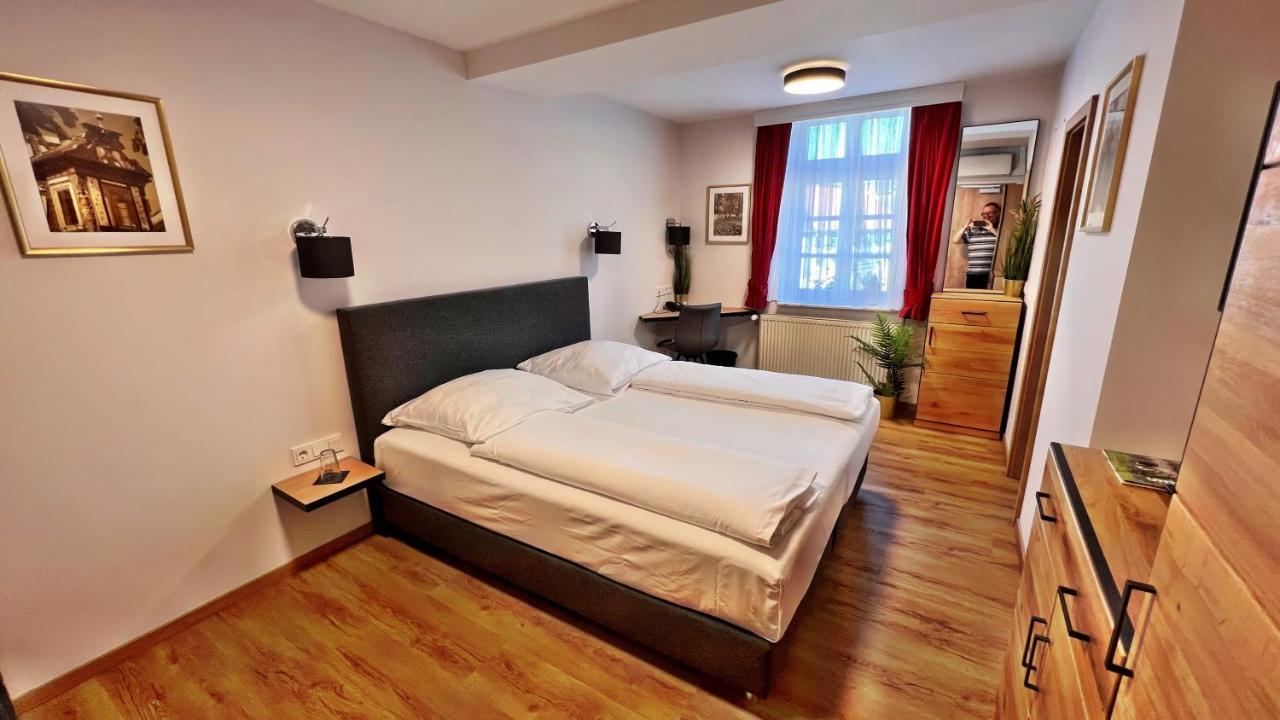 Hotel Zu Den Drei Kronen Seligenstadt Exterior foto