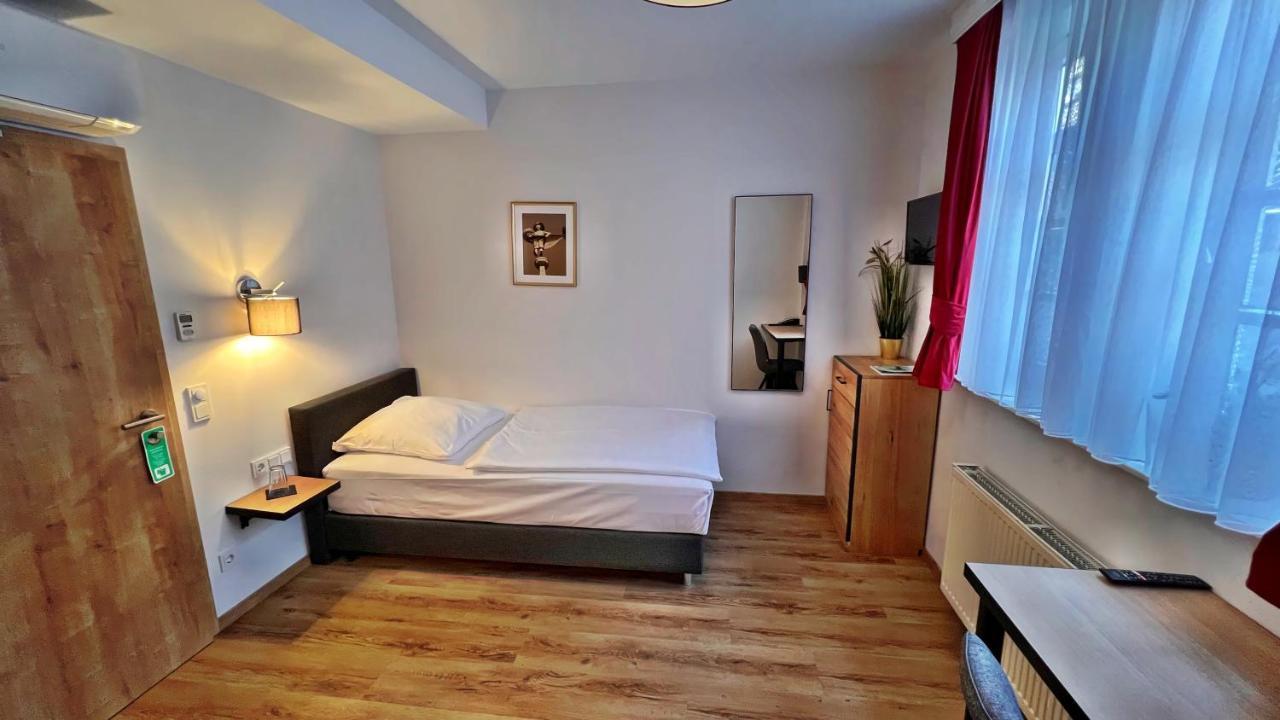 Hotel Zu Den Drei Kronen Seligenstadt Exterior foto